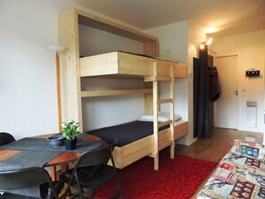 Free WiFi - Renovated studio ski-in/ski-out, balcony, pool, parking (Les Gets)