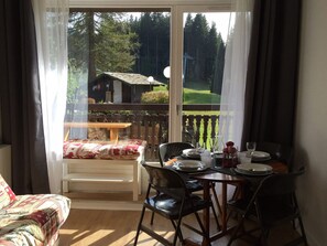 Dining - Renovated studio ski-in/ski-out, balcony, pool, parking (Les Gets)