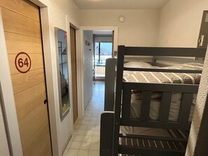 1 habitación y cuna de viaje 