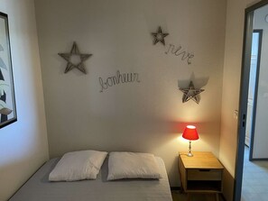 1 Schlafzimmer, Reisekinderbett