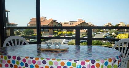 Apartamento encantador, 4 plazas, cerca del océano y puerto deportivo, con piscina y tenis