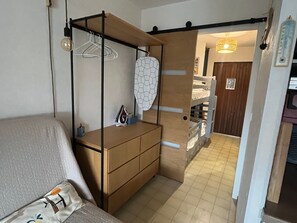 1 室のベッドルーム、旅行用ベビーベッド