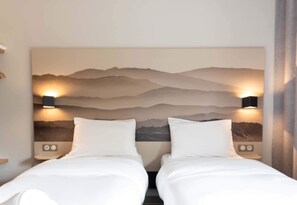 双床房 | 办公桌、笔记本电脑工作区、遮光窗帘、免费婴儿床