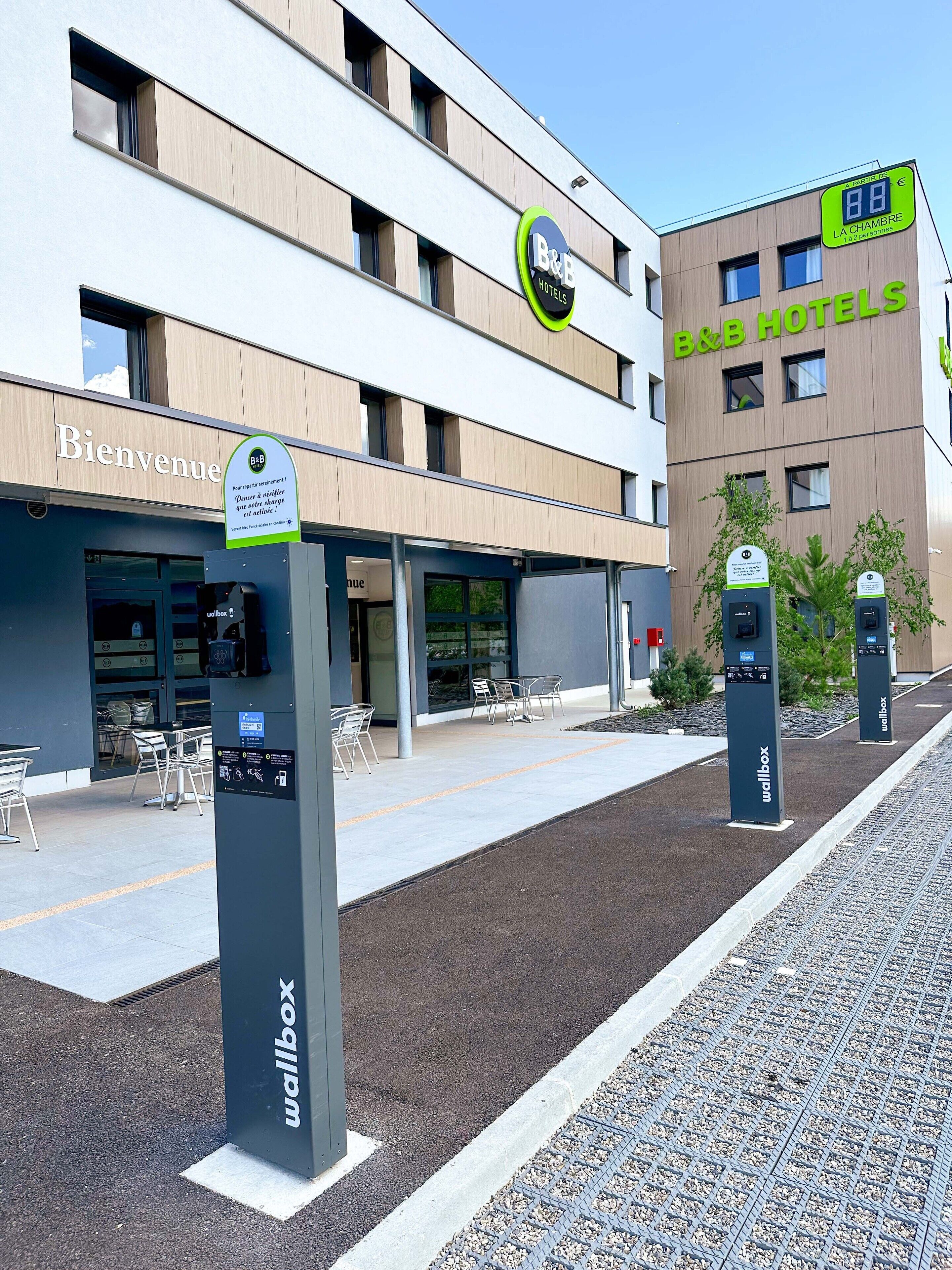 Electric vehicle charging station