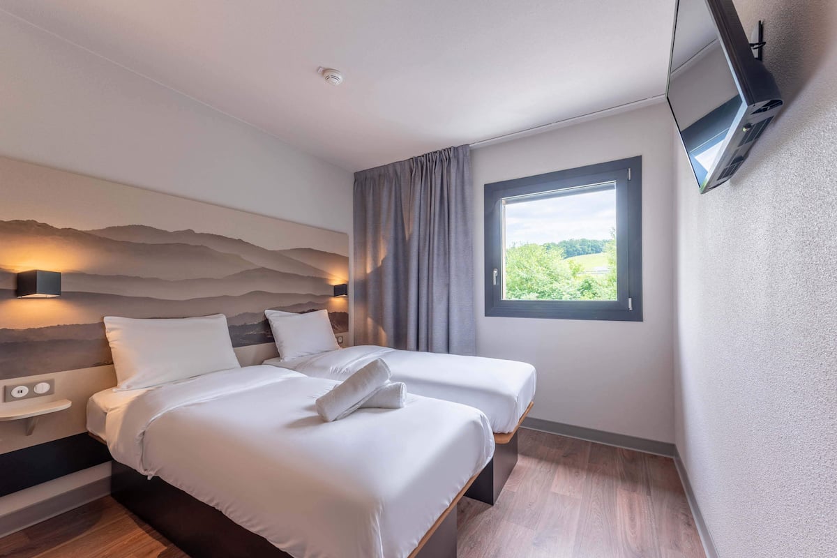 Twin Room | 1 bedroom, desk, laptop workspace, blackout drapes