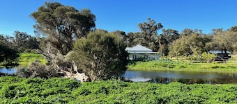 Secluded rural retreat in Southwest WA, 5-minute drive to the beach.