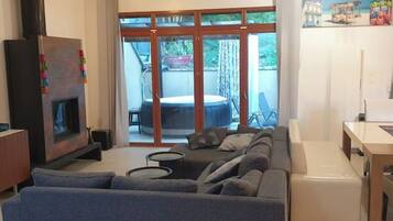 Smart-tv, een open haard, een tafeltennistafel en een printer