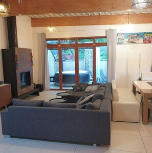 Smart TV, caminetto, tavolo da ping pong, stampante