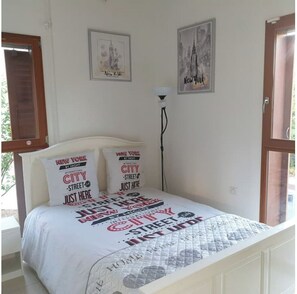 4 chambres, bureau, fer et planche Ă repasser, lit parapluie