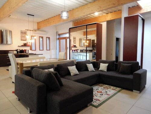 Modern house + wooden house that can accommodate 23 people.