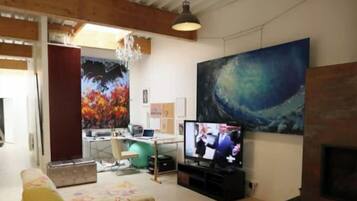 Smart-tv, een open haard, een tafeltennistafel en een printer