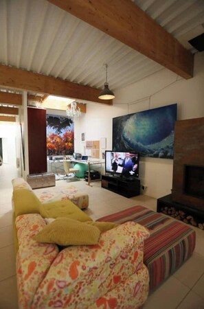 TV connectée, cheminée, table de tennis de table, imprimantes