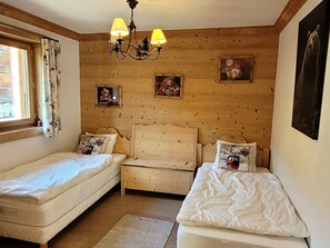 3 bedrooms, free WiFi - Bright central apartment with parking and balcony (Les Gets)