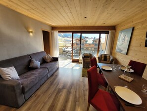 TV - Renovated apartment, ski-in/ski-out with parking included (Les Gets)