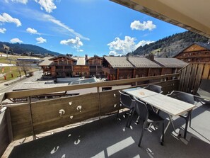 Outdoor dining - Renovated apartment, ski-in/ski-out with parking included (Les Gets)