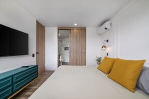 1 bedroom, desk, iron/ironing board, travel cot - Go Living 408 · Luxury Apt with AC in El Poblado, GYM and co-work (Medellín)
