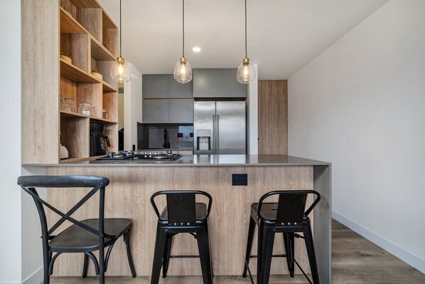 Kjøleskap, mikrobølgeovn, ovn og kokeplater