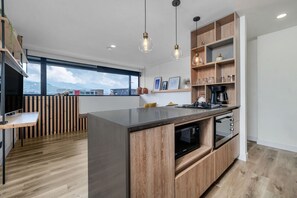 Geladeira, micro-ondas, fogão, cooktop