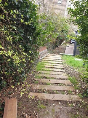 المنطقة المحيطة بالمنشأ�ة