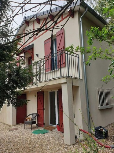 Maison moderne et lumineuse dans les bois