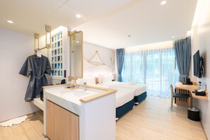 Minibar con artículos gratuitos, caja fuerte, cortinas opacas