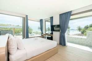 Suite, bañera | Minibar con artículos gratuitos, caja fuerte, cortinas opacas