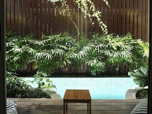 Minibar gratis, brankas, tirai kedap cahaya, dan kedap suara