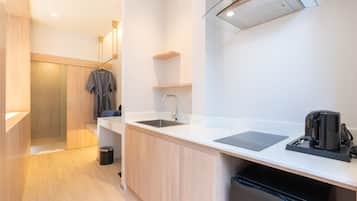 Een moderne keuken met een spoelbak, aanrecht en koffiezetapparaat.