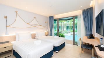 Deluxe Twin Room, Pool Access with Pool View | Minibar (inkludert), safe på rommet, blendingsgardiner og lydisolert