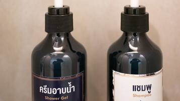 Dos botellas de productos PanWaburi, una etiquetada como 'Shower Gel' y la otra como 'Shampoo', ambas con dosificadores negros y etiquetas.