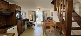 Charming 2-Bedroom Villa with Pool, BBQ, Parking - 500m from Beach, Pet-Friendly