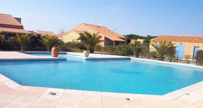 Charming 2BR Villa with Pool, Tennis & BBQ - 200m from Beach, Saint-Cyprien
