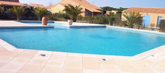Charming 2BR Villa with Pool, Tennis & BBQ - 200m from Beach, Saint-Cyprien