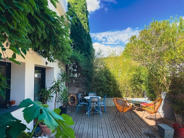 Outdoor dining - artist loft (L'Isle-sur-la-Sorgue)