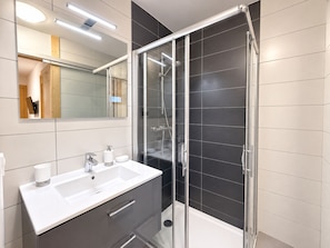 Bathroom - Cozy central apartment, 1 en suite bedroom, balcony, near amenities (Les Gets)