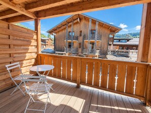 Outdoor dining - Cozy central apartment, 1 en suite bedroom, balcony, near amenities (Les Gets)