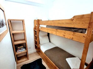 2 chambres, fer et planche à repasser, lit de bébé portatif