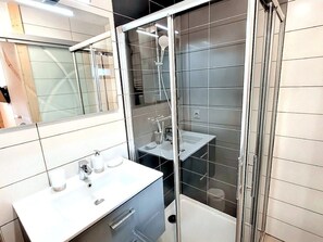 Sèche-cheveux, serviettes fournies