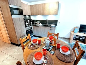 Kylskåp, mikrovågsugn, ugn och diskmaskin