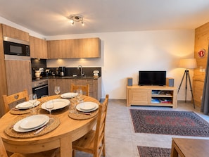 Private kitchen - Cozy central apartment, 1 en suite bedroom, balcony, near amenities (Les Gets)