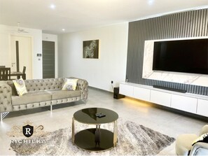 Smart-tv, pejs, dvd-afspiller, bøger