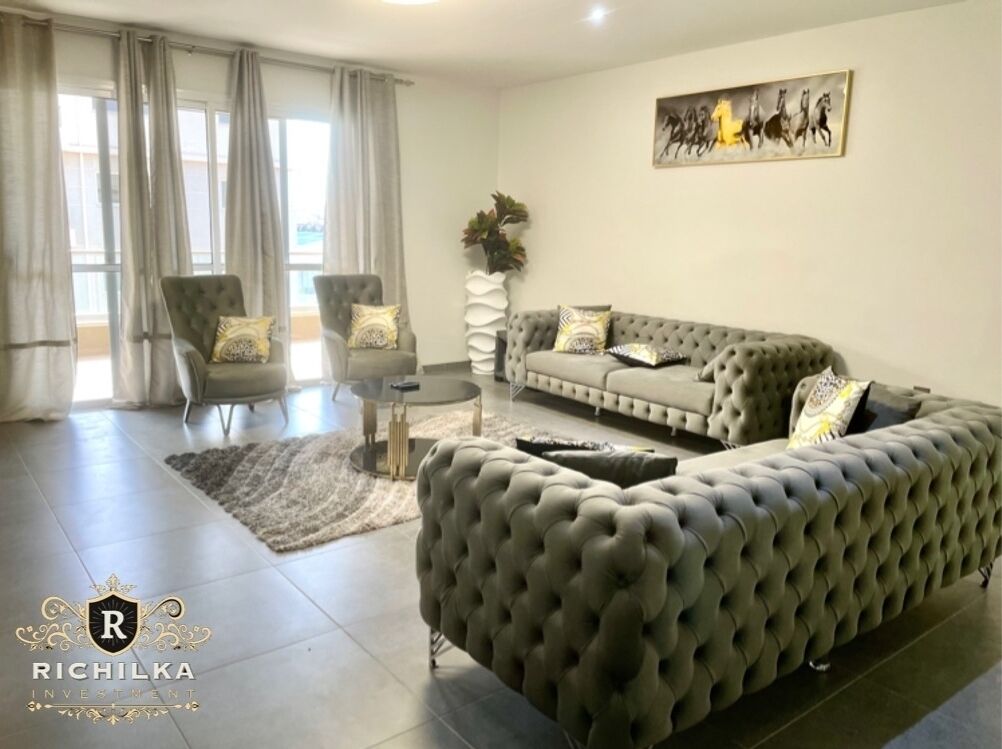 Smart TV, chimenea, reproductor de DVD y libros 