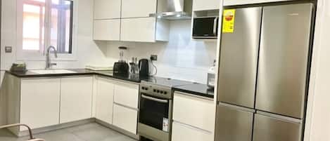 Een koelkast, een magnetron, een oven, een waterkoker