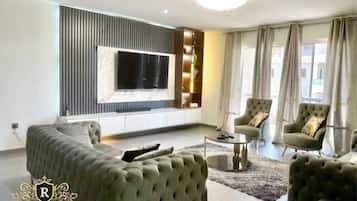 Smart TV, lareira, DVD player, livros
