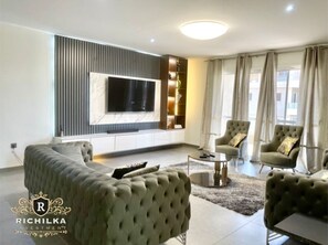 Smart TV, chimenea, reproductor de DVD y libros 