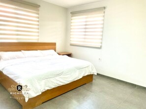 3 habitaciones, tabla de planchar con plancha, wifi y ropa de cama 