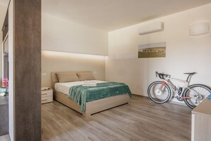1 slaapkamer, een strijkplank/strijkijzer, beddengoed