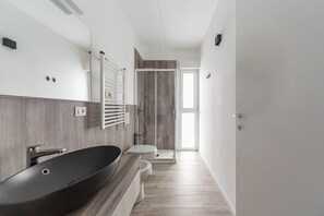 Dusche, Haartrockner, Bidet, Handtücher