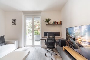 TV - Comfy APT with Private Parking & Balcony (Milano)