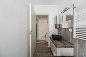 Shower, hair dryer, bidet, towels